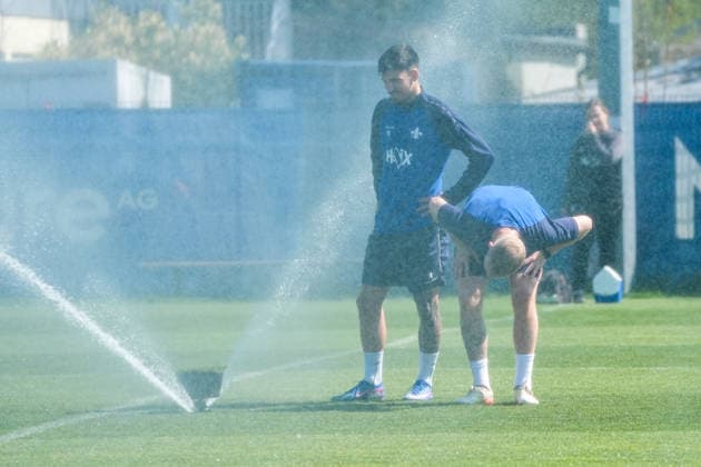 Kai Klefisch (SV Darmstadt 98, l) und Raoul Petretta (SV Darmstadt 98) ist es warm und sie holen sich eine Erfrischung am Rasensprenger beim Training - 15.04.2026 2. Bundesliga, Saison 25 26: SV Darmstadt 98 Training, Stadion am Boellenfalltor, emonline, emspor,