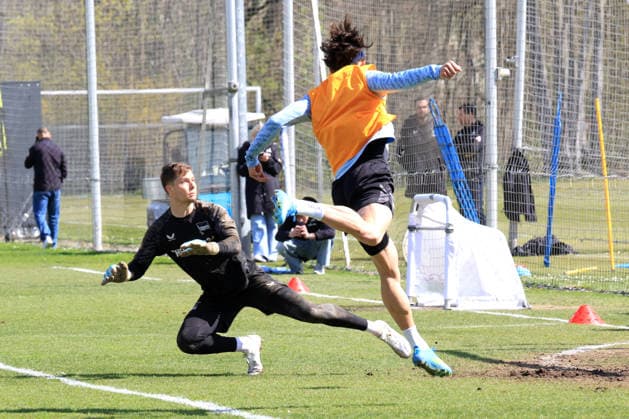 DEU, DFL, 2. FBL, Hertha BSC , Training 15.04.2026, Berliner Olympiastadion, Berlin, DEU, DFL, 2. FBL, Hertha BSC , Training im Bild Tjark Ernst (Hertha BSC Berlin 1), Fabian Reese (Hertha BSC Berlin 11) DFL - regulations prohibit any use of Photographs as image sequences and or quasi-video