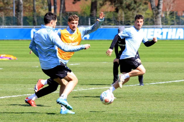 DEU, DFL, 2. FBL, Hertha BSC , Training 15.04.2026, Berliner Olympiastadion, Berlin, DEU, DFL, 2. FBL, Hertha BSC , Training im Bild Josip Brekalo (Hertha BSC Berlin 7), Michael Cuisance (Hertha BSC Berlin 10), Diego Demme (Hertha BSC Berlin 6) DFL - regulations prohibit any use of Photographs as image sequences and or quasi-video