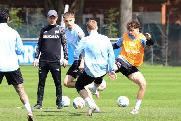 DEU, DFL, 2. FBL, Hertha BSC , Training 15.04.2026, Berliner Olympiastadion, Berlin, DEU, DFL, 2. FBL, Hertha BSC , Training im Bild Maurice Krattenmacher (Hertha BSC Berlin 14), Julian Eitschberger (Hertha BSC Berlin 2), Cheftrainer Stefan Leitl (Hertha BSC Berlin) DFL - regulations prohibit any use of Photographs as image sequences and or quasi-video