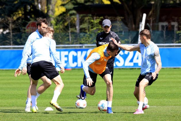 DEU, DFL, 2. FBL, Hertha BSC , Training 15.04.2026, Berliner Olympiastadion, Berlin, DEU, DFL, 2. FBL, Hertha BSC , Training im Bild Pascal Klemens (Hertha BSC Berlin 41), Luca Schuler (Hertha BSC Berlin 18), Paul Seguin (Hertha BSC Berlin 30), Marten Winkler (Hertha BSC Berlin 22), Cheftrainer Stefan Leitl (Hertha BSC Berlin) DFL - regulations prohibit any use of Photographs as image sequences and or quasi-video