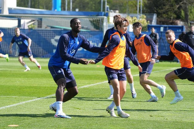 Patric Pfeiffer (SV Darmstadt 98) gegen Hiroki Akiyama (SV Darmstadt 98) - 15.04.2026 2. Bundesliga, Saison 25 26: SV Darmstadt 98 Training, Stadion am Boellenfalltor, emonline, emspor,
