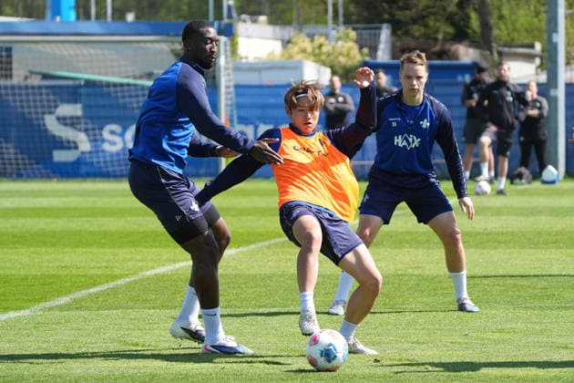 Patric Pfeiffer (SV Darmstadt 98) gegen Hiroki Akiyama (SV Darmstadt 98) - 15.04.2026 2. Bundesliga, Saison 25 26: SV Darmstadt 98 Training, Stadion am Boellenfalltor, emonline, emspor,