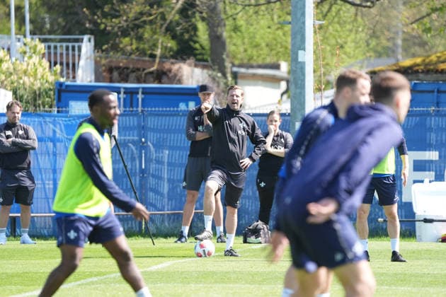 Trainer Florian Kohfeldt (SV Darmstadt 98) gibt lautstark Anweisungen im Training - 15.04.2026 2. Bundesliga, Saison 25 26: SV Darmstadt 98 Training, Stadion am Boellenfalltor, emonline, emspor,