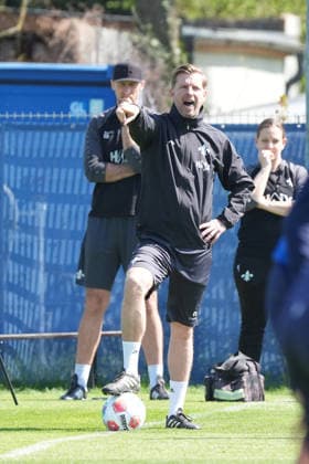 Trainer Florian Kohfeldt (SV Darmstadt 98) gibt lautstark Anweisungen im Training - 15.04.2026 2. Bundesliga, Saison 25 26: SV Darmstadt 98 Training, Stadion am Boellenfalltor, emonline, emspor,