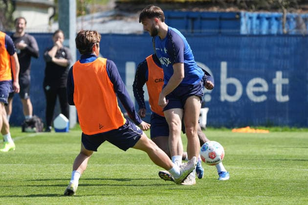 Yosuke Furukawa (SV Darmstadt 98) gegen Killian Corredor (SV Darmstadt 98) - 15.04.2026 2. Bundesliga, Saison 25 26: SV Darmstadt 98 Training, Stadion am Boellenfalltor, emonline, emspor,
