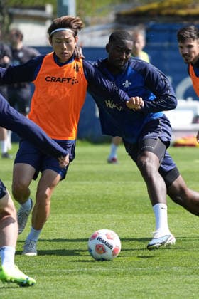 Patric Pfeiffer (SV Darmstadt 98) im Zweikampf mit Yosuke Furukawa (SV Darmstadt 98) - 15.04.2026 2. Bundesliga, Saison 25 26: SV Darmstadt 98 Training, Stadion am Boellenfalltor, emonline, emspor,