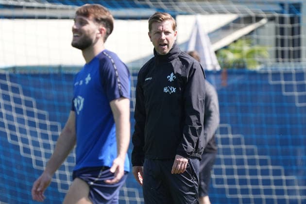 Trainer Florian Kohfeldt (SV Darmstadt 98) gibt Anweisungen - 15.04.2026 2. Bundesliga, Saison 25 26: SV Darmstadt 98 Training, Stadion am Boellenfalltor, emonline, emspor,
