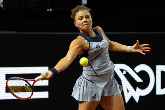 Jasmine Paolini (ITA) im Bild am Ball, Aktion, GER, Zeynep Sonmez vs. Jasmine Paolini, Tennis, ATP, Tennis Herren Turnier, WTA, Tennis Damen 500, Porsche Tennis Grand-Prix, 15.04.2026, GER, Zeynep Sonmez vs. Jasmine Paolini, Tennis, ATP-Turnier, WTA 500, Porsche Tennis Grand-Prix, 15.04.2026, Stuttgart Copyright: xEibner-Pressefoto EdwardxCheungx EP_ECG