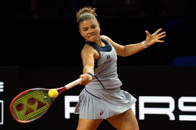 Jasmine Paolini (ITA) im Bild am Ball, Aktion, GER, Zeynep Sonmez vs. Jasmine Paolini, Tennis, ATP, Tennis Herren Turnier, WTA, Tennis Damen 500, Porsche Tennis Grand-Prix, 15.04.2026, GER, Zeynep Sonmez vs. Jasmine Paolini, Tennis, ATP-Turnier, WTA 500, Porsche Tennis Grand-Prix, 15.04.2026, Stuttgart Copyright: xEibner-Pressefoto EdwardxCheungx EP_ECG