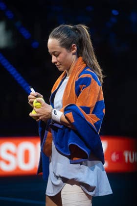 Zeynep Sonmez (TUR) unterschreibt Bälle, GER, Zeynep Sonmez vs. Jasmine Paolini, Tennis, ATP, Tennis Herren Turnier, WTA, Tennis Damen 500, Porsche Tennis Grand-Prix, 15.04.2026, GER, Zeynep Sonmez vs. Jasmine Paolini, Tennis, ATP-Turnier, WTA 500, Porsche Tennis Grand-Prix, 15.04.2026, Stuttgart Copyright: xEibner-Pressefoto EdwardxCheungx EP_ECG