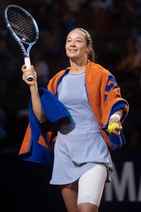 Zeynep Sonmez (TUR) schlägt signierte Bälle in die Zuschauermenge, GER, Zeynep Sonmez vs. Jasmine Paolini, Tennis, ATP, Tennis Herren Turnier, WTA, Tennis Damen 500, Porsche Tennis Grand-Prix, 15.04.2026, GER, Zeynep Sonmez vs. Jasmine Paolini, Tennis, ATP-Turnier, WTA 500, Porsche Tennis Grand-Prix, 15.04.2026, Stuttgart Copyright: xEibner-Pressefoto EdwardxCheungx EP_ECG