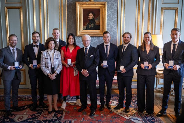 260415 Niklas Edin, Oskar Eriksson, Daniel Magnusson, Anna Beck, Christoffer Sundgren, Rasmus Wrana, Lotta Schelin och Henrik von Eckermann poserar för en bild med Drottning Silvia och Kung Carl XVI Gustaf under utdelningen av H.M. Konungens medalj för förtjänster om svensk idrott den 15 april 2026 i Stockholm. *** 260415 Niklas Edin, Oskar Eriksson, Daniel Magnusson, Anna Beck, Christoffer Sundgren, Rasmus Wrana, Lotta Schelin and Henrik von Eckermann pose for a picture with Queen Silvia and King Carl XVI Gustaf during the award ceremony for the Kings Medal for Merit in Swedish Sport on April 15, 2026 in Stockholm  Copyright: MAXIMxTHORE BB260415MT002