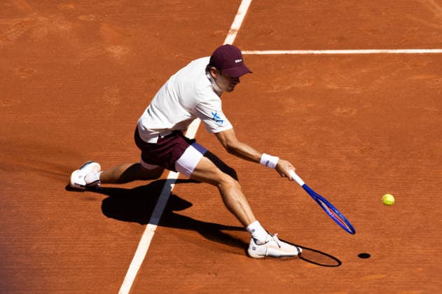 April 15, 2026, Barcelona, Barcelona, Spain: Alex De Minaur in action during the round of 16 match of the Barcelona Open Banc Sabadell ATP, Tennis Herren 500 tennis tournament at Real Club de Tenis Barcelona on April 15, 2026 in Barcelona, Spain. Barcelona Open Banc Sabadell 2026 - ATP 500  - ZUMAs316 20260415_znp_s316_044 Copyright: xMartixSeguraxRamonedax