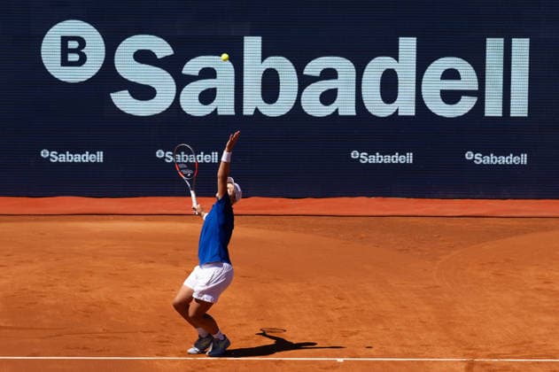 April 15, 2026, Barcelona, Barcelona, Spain: Hamad Medjedovic serves during the round of 16 match of the Barcelona Open Banc Sabadell ATP, Tennis Herren 500 tennis tournament at Real Club de Tenis Barcelona on April 15, 2026 in Barcelona, Spain. Barcelona Open Banc Sabadell 2026 - ATP 500  - ZUMAs316 20260415_znp_s316_077 Copyright: xMartixSeguraxRamonedax