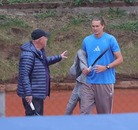 15.04.2026, BMW Open 2026 MTTC Iphitos Muenchen, Tennis , im Bild: Alexander Zverev musst nach 5 Minuten training die Jacke ausziehen es ist auf einmal zu warm, papa nimmt die Jacke
