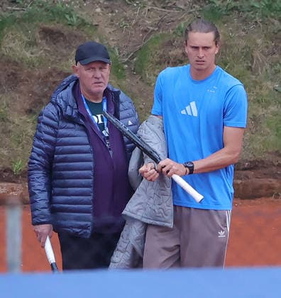 15.04.2026, BMW Open 2026 MTTC Iphitos Muenchen, Tennis , im Bild: Alexander Zverev musst nach 5 Minuten training die Jacke ausziehen es ist auf einmal zu warm, papa nimmt die Jacke