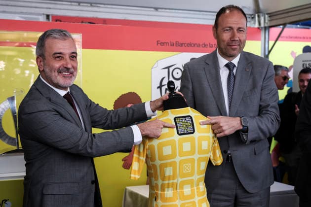 April 15, 2026, Barcelona, Barcelona, Spain: The Mayor of Barcelona, Jaume Collboni and Berni Alvarez, Sports Councillor of the Generalitat present the official jersey of the Grand Do part of the Tour de France Barcelona 2026 during the Barcelona Open Banc Sabadell - Conde Godo 2026 Day 5 at Real Club de Tenis Barcelona on April 15, 2026 in Barcelona, Spain. Barcelona Spain - ZUMAa181 20260415_zaa_a181_129 Copyright: xJavierxBorregox