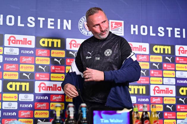 15.04.2026, Fußball, Herren, 2.BL, Saison 2025 2026, Pressekonferenz Holstein Kiel Trainer Tim Walter (Kiel) Kiel, Projensdorf Holstein-Stadion Schleswig-Holstein Deutschland *** 15 04 2026, Football, Men, 2 BL, Season 2025 2026, Press conference Holstein Kiel Coach Tim Walter Kiel Kiel, Projensdorf Holstein Stadium Schleswig Holstein Germany
