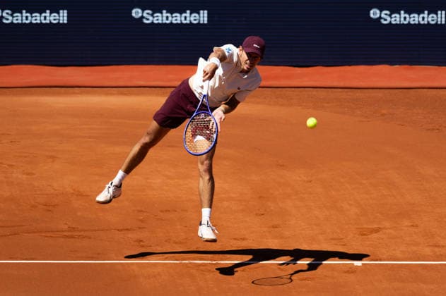 April 15, 2026, Barcelona, Barcelona, Spain: Alex De Minaur serves during the round of 16 match of the Barcelona Open Banc Sabadell ATP, Tennis Herren 500 tennis tournament at Real Club de Tenis Barcelona on April 15, 2026 in Barcelona, Spain. Barcelona Spain - ZUMAs316 20260415_znp_s316_069 Copyright: xMartixSeguraxRamonedax