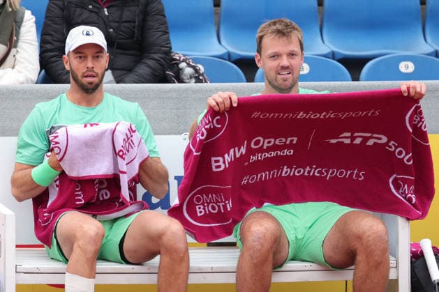 Kevin Krawietz, Tim Puetz (Kappe) sitzen auf der Bank waehrend der Spielpause, Herren Doppel, Men s Doubles Copyright: xJuergenxHasenkopfx