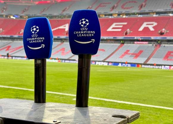 15.04.2026, Fussball UEFA Championsleague 2025 2026: Viertelfinale Rückspiel, FC Bayern München - Real Madrid, in der Allianz-Arena München, Zwei Mikrofone mit Champions League Logo