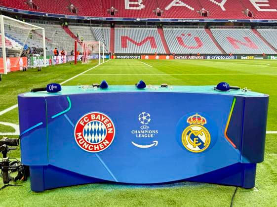 15.04.2026, Fussball UEFA Championsleague 2025 2026: Viertelfinale Rückspiel, FC Bayern München - Real Madrid, in der Allianz-Arena München, Rednerpult und Mikrofone, FC Bayern Championsleague Real Madrid