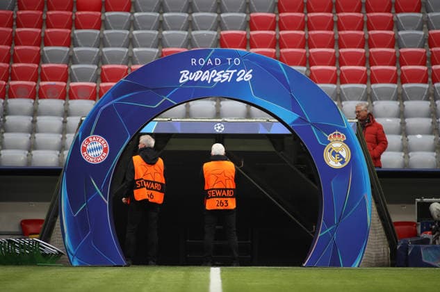 Fussball, Herren, Champions League, Saison 2025 2026, FC Bayern München - Real Madrid, Viertelfinale Rückspiel, Allianz Arena Hier der Torbogen mit dem Schriftzug, Road to Budapest 26, Endspielort der UEFA Championsleague 2026, Finale und den beiden Wappen der Vereine FC Bayern und Real Madrid