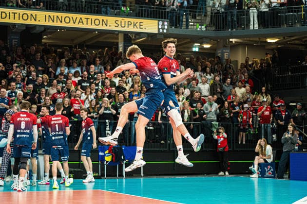 Volleyball I Herren I Saison 2025-2026 I CEV Pokal I SVG Lüneburg - Gas Sales Bluenergy Piacenza I 15.04.2026 Axel Valentin Enlund (17, SVG Lüneburg) und Cole Matthew Young (8, SVG Lüneburg) springen auf dem Feld aneinander Copyright: xLobeca Bjorn-OlexKehmx