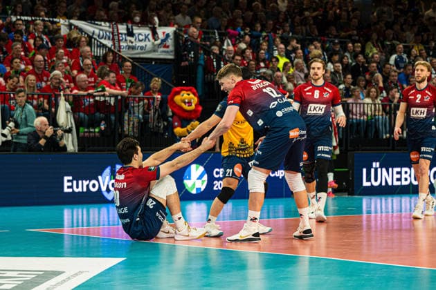 Volleyball I Herren I Saison 2025-2026 I CEV Pokal I SVG Lüneburg - Gas Sales Bluenergy Piacenza I 15.04.2026 Santeri Riku Matias Välimaa (12, SVG Lüneburg) und Sho Takahashi (21, SVG Lüneburg) helfen Ethan Robert Champlin (20, SVG Lüneburg) auf Copyright: xLobeca Bjorn-OlexKehmx
