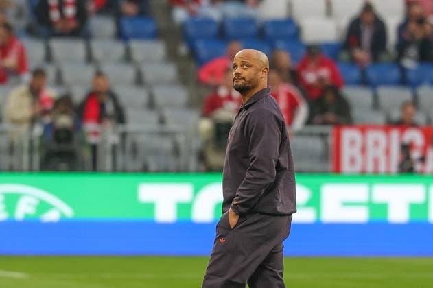 Chef-Trainer Vincent Kompany (FC Bayern Muenchen) mit blick auf die Anzeigetafel, FC Bayern Muenchen vs. Real Madrid, Fussball, UEFA, Champions League, Viertelfinale, Rueckspiel, 15.04.2026 Muenchen Bayern Deutschland