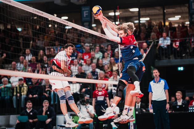 CEV Cup: SVG Lüneburg - Gas Sales Bluenergy Piacenza, 15.04.2026 Alessandro Bovolenta (23, Gas Sales Bluenergy Piacenza) schlägt, im Block Daniel Gruvaeus (SVG Lüneburg, 2), Axel Enlund (SVG Lüneburg, 17), Santeri Välimaa (SVG Lüneburg, 12); CEV Volleyball Cup, Finale, Hinspiel: SVG Lüneburg vs. Gas Sales Bluenergy Piacenza am 15.04.2026 in der LKH-Arena, Lüneburg Copyright: xBEAUTIFULxSPORTS Tonhäuserx
