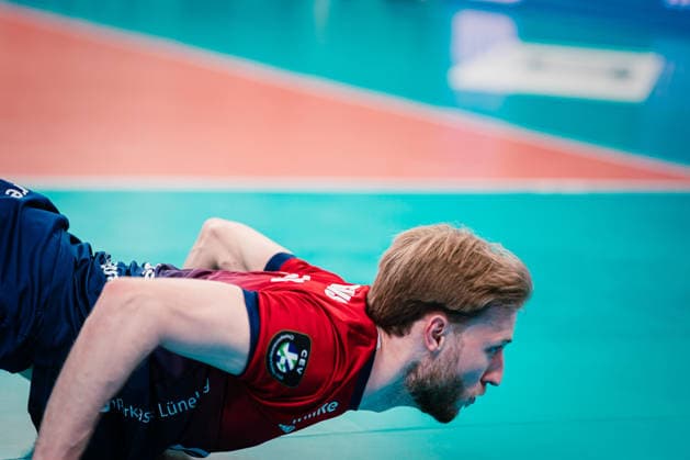 CEV Cup: SVG Lüneburg - Gas Sales Bluenergy Piacenza, 15.04.2026 Daniel Gruvaeus (SVG Lüneburg, 2) rutscht auf dem Bauch; CEV Volleyball Cup, Finale, Hinspiel: SVG Lüneburg vs. Gas Sales Bluenergy Piacenza am 15.04.2026 in der LKH-Arena, Lüneburg Copyright: xBEAUTIFULxSPORTS Tonhäuserx
