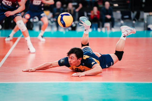 CEV Cup: SVG Lüneburg - Gas Sales Bluenergy Piacenza, 15.04.2026 Sho Takahashi (SVG Lüneburg, 21) versucht den Ball zu bekommen; CEV Volleyball Cup, Finale, Hinspiel: SVG Lüneburg vs. Gas Sales Bluenergy Piacenza am 15.04.2026 in der LKH-Arena, Lüneburg Copyright: xBEAUTIFULxSPORTS Tonhäuserx