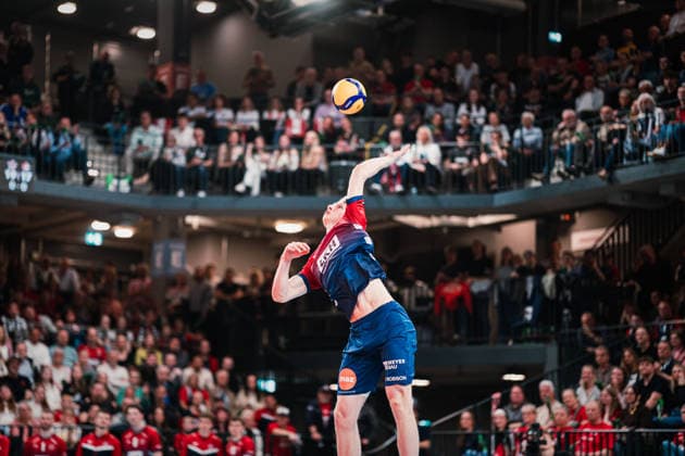 CEV Cup: SVG Lüneburg - Gas Sales Bluenergy Piacenza, 15.04.2026 Axel Larsen (SVG Lüneburg, 18) schlägt den Ball auf; CEV Volleyball Cup, Finale, Hinspiel: SVG Lüneburg vs. Gas Sales Bluenergy Piacenza am 15.04.2026 in der LKH-Arena, Lüneburg Copyright: xBEAUTIFULxSPORTS Tonhäuserx