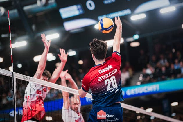 CEV Cup: SVG Lüneburg - Gas Sales Bluenergy Piacenza, 15.04.2026 Ethan Champlin (SVG Lüneburg, 20) schlägt den Ball; CEV Volleyball Cup, Finale, Hinspiel: SVG Lüneburg vs. Gas Sales Bluenergy Piacenza am 15.04.2026 in der LKH-Arena, Lüneburg Copyright: xBEAUTIFULxSPORTS Tonhäuserx