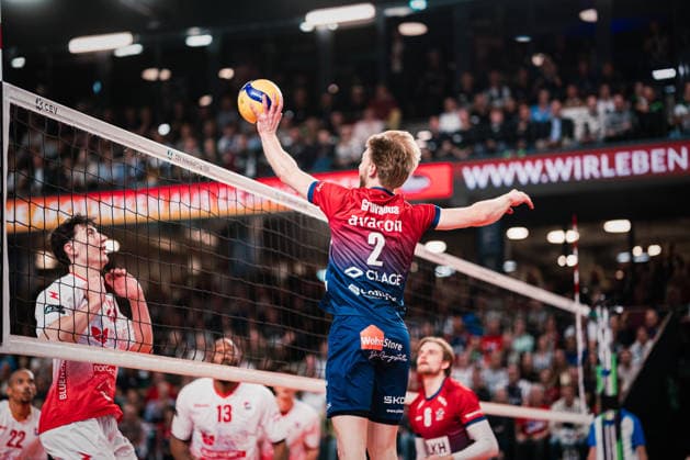 CEV Cup: SVG Lüneburg - Gas Sales Bluenergy Piacenza, 15.04.2026 Daniel Gruvaeus (SVG Lüneburg, 2) spielt den Ball übers Netz; CEV Volleyball Cup, Finale, Hinspiel: SVG Lüneburg vs. Gas Sales Bluenergy Piacenza am 15.04.2026 in der LKH-Arena, Lüneburg Copyright: xBEAUTIFULxSPORTS Tonhäuserx