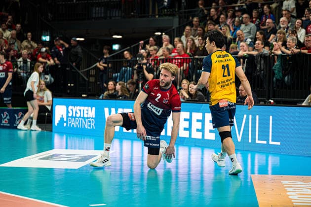 Volleyball I Herren I Saison 2025-2026 I CEV Pokal I SVG Lüneburg - Gas Sales Bluenergy Piacenza I 15.04.2026 Daniel Gruvaeus (2, SVG Lüneburg) kniet auf dem Feld Copyright: xLobeca Bjorn-OlexKehmx