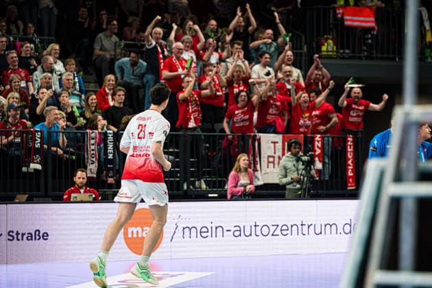 Volleyball I Herren I Saison 2025-2026 I CEV Pokal I SVG Lüneburg - Gas Sales Bluenergy Piacenza I 15.04.2026 Alessandro Bovolenta (23, Gas Sales Bluenergy Piacenza) wird von Fans bejubelt Copyright: xLobeca Bjorn-OlexKehmx