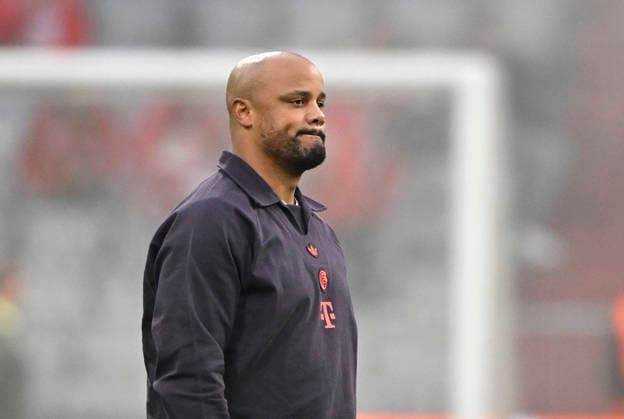 vor Spielbeginn: Platzinspektion Trainer Coach Vincent Kompany FC Bayern Muenchen FCB nachdenklich FC Bayern Muenchen FCB vs Real Madrid UEFA CL Champions League Viertelfinale Rueckspiel 15.04.2026 DFL REGULATIONS PROHIBIT ANY USE OF PHOTOGRAPHS AS IMAGE SEQUENCES AND OR QUASI-VIDEO FC Bayern Muenchen FCB vs Real Madrid CL Champions League