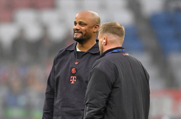 vor Spielbeginn: Platzinspektion Trainer Coach Vincent Kompany FC Bayern Muenchen FCB im Gespraech Diskussion mit Co-Trainer Coach Aaron Danks FC Bayern Muenchen FCB FC Bayern Muenchen FCB vs Real Madrid UEFA CL Champions League Viertelfinale Rueckspiel 15.04.2026 DFL REGULATIONS PROHIBIT ANY USE OF PHOTOGRAPHS AS IMAGE SEQUENCES AND OR QUASI-VIDEO FC Bayern Muenchen FCB vs Real Madrid CL Champions League