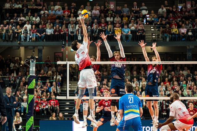 Volleyball I Herren I Saison 2025-2026 I CEV Pokal I SVG Lüneburg - Gas Sales Bluenergy Piacenza I 15.04.2026 Angriff Ramazan Efe Mandiraci (9, Gas Sales Bluenergy Piacenza) gegen Block aus Santeri Riku Matias Välimaa (12, SVG Lüneburg), Jackson Clifford Howe (6, SVG Lüneburg) und Daniel Gruvaeus (2, SVG Lüneburg) Copyright: xLobeca Bjorn-OlexKehmx