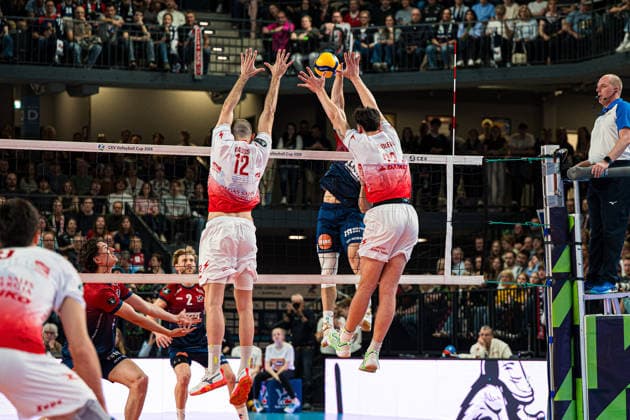 Volleyball I Herren I Saison 2025-2026 I CEV Pokal I SVG Lüneburg - Gas Sales Bluenergy Piacenza I 15.04.2026 Block Gianluca Galassi (12, Gas Sales Bluenergy Piacenza) und Alessandro Bovolenta (23, Gas Sales Bluenergy Piacenza) Copyright: xLobeca Bjorn-OlexKehmx