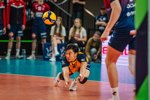 Volleyball Herren CEV Cup 2026 Finale SVG Lüneburg vs. Gas Sales Bluenergy 15.04.2026 Sho Takahashi ( 21 SVG Lüneburg) rettet einen Ball in der Annahme