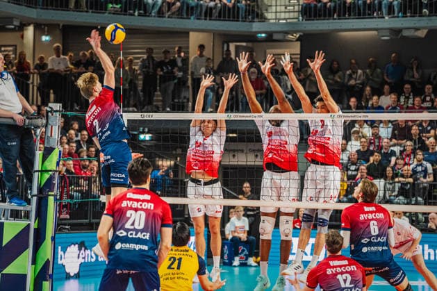 Volleyball Herren CEV Cup 2026 Finale SVG Lüneburg vs. Gas Sales Bluenergy 15.04.2026 Daniel Gruvaeus ( 2 SVG Lüneburg) gegen den Dreierblock von Gas Sales Bluenergy PIACENZA