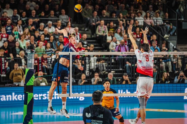 Volleyball Herren CEV Cup 2026 Finale SVG Lüneburg vs. Gas Sales Bluenergy 15.04.2026 Axel Enlund ( 17 SVG Lüneburg) gegen den Block von Ramazan Efe Mandiraci ( 9 Gas Sales Bluenergy PIACENZA)