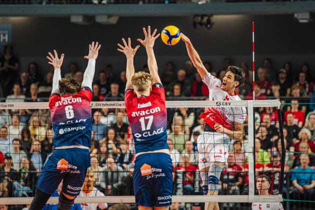 Volleyball Herren CEV Cup 2026 Finale SVG Lüneburg vs. Gas Sales Bluenergy 15.04.2026 Ramazan Efe Mandiraci ( 9 Gas Sales Bluenergy PIACENZA) gegen den Block von Jackson Howe ( 6 SVG Lüneburg) und Axel Enlund ( 17 SVG Lüneburg)