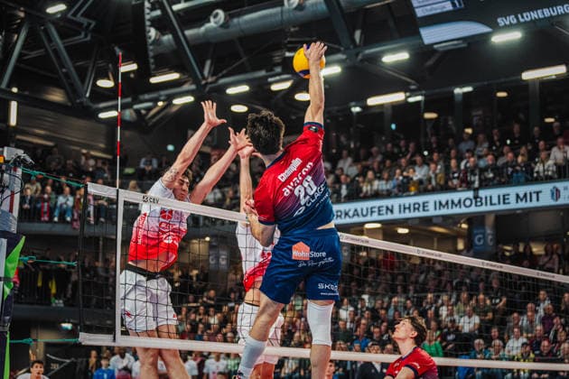 Volleyball Herren CEV Cup 2026 Finale SVG Lüneburg vs. Gas Sales Bluenergy 15.04.2026 Ethan Champlin ( 20 SVG Lüneburg) gegen den Block von Alessandro Bovolenta ( 23 Gas Sales Bluenergy PIACENZA) und Gianluca Galassi ( 12 Gas Sales Bluenergy PIACENZA)