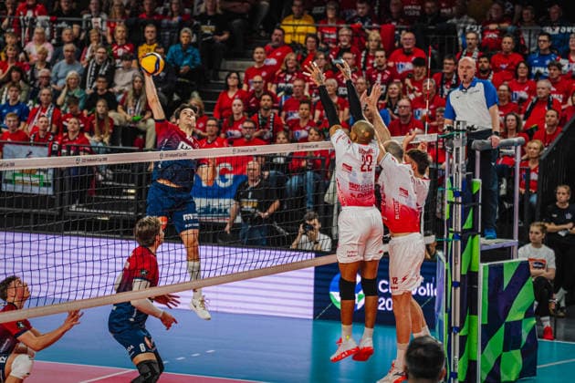 Volleyball Herren CEV Cup 2026 Finale SVG Lüneburg vs. Gas Sales Bluenergy 15.04.2026 Ethan Champlin ( 20 SVG Lüneburg) gegen den Block von Jose M. Gutierrez Suarez ( 22 Gas Sales Bluenergy PIACENZA), Gianluca Galassi ( 12 Gas Sales Bluenergy PIACENZA) und Ramazan Efe Mandiraci ( 9 Gas Sales Bluenergy PIACENZA)