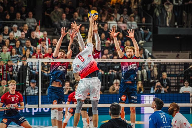 Volleyball Herren CEV Cup 2026 Finale SVG Lüneburg vs. Gas Sales Bluenergy 15.04.2026 Ramazan Efe Mandiraci ( 9 Gas Sales Bluenergy PIACENZA) gegen den Block von Santeri Välimaa ( 12 SVG Lüneburg), Jackson Howe ( 6 SVG Lüneburg) und Daniel Gruvaeus ( 2 SVG Lüneburg)